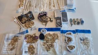 Un rom&acirc;n care spunea că este milionar &icirc;n Dubai &icirc;ncerca să v&acirc;ndă bijuterii false &icirc;n benzinării din Olanda pentru bani de combustibil