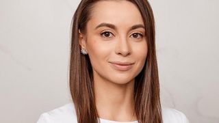 O doctoriță esteticiană din Rusia, vedetă pe internet, a fost trimisă pe front pentru că i-a greșit operația la pleoape unei paciente