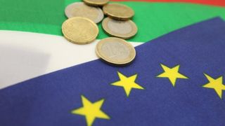 Bulgaria trece la moneda euro de la 1 ianuarie: primele kituri de 10 euro s-au v&acirc;ndut cu 20 de euro