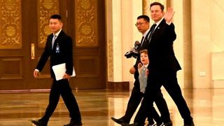 Elon Musk a făcut senzație &icirc;n China cu  X &AElig; A-Xii, fiul lui de 6 ani, pe care l-a &icirc;mbrăcat cu o vestă tradițională chineză