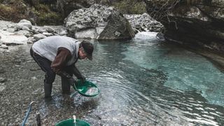 S-a descoperit aur &icirc;n aluviunile din Someșul Mare. P&acirc;nă acum s-au recuperat c&acirc;teva kilograme, după ce s-a excavat nisip și pietriș
