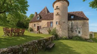 În Franța au fost scoase la vânzare mai multe castele și conace istorice în zone pitorești. Costă cât un apartament în București