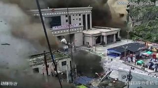 Imagini apocaliptice &icirc;n Nepal. Viituri uriaşe au măturat totul &icirc;n cale. Sunt 95 de morți şi 384 turiști dispăruţi
