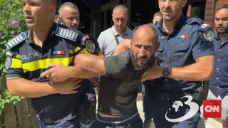 Capturare spectaculoasă, în direct. Bărbatul evadat din penitenciar a fost prins de polițiști, după ce s-a ascuns în podul unei case