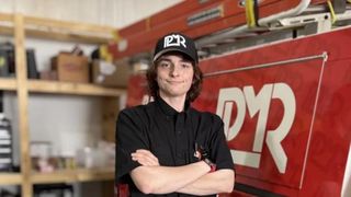 &bdquo;Sunt o afacere de un om și o mașină&rdquo;. Experiența t&acirc;nărului care a renunțat la facultate și s-a făcut electrician. C&acirc;știgă 250.000 $