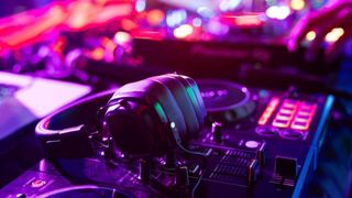 Indie, EDM, pop dance și afro made in Romania: Cine sunt românii din spatele proiectului care a revoluționat industria muzicii