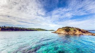 Insula ascunsă din Grecia care detronează Thassos. Are plaje cu ape turcoaz, nisip fin ca mătasea, &icirc;nsă puțini turiști știu de ea