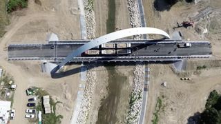 Podul cu cel mai mare arc parabolic din România a trecut testul de rezistenţă: Cum arată, unde este și când se deschide circulației