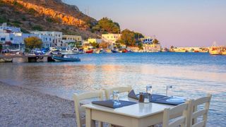 Grecii sunt &icirc;ngrijorați că turiștii rom&acirc;ni nu mai merg la taverne ci măn&acirc;ncă de la Lidl