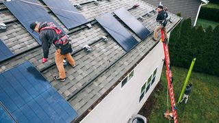 "Jignitor de ieftine". Toată planeta cumpără panouri solare din China, dar revoluția energiei individuale nu este bine văzută de toți
