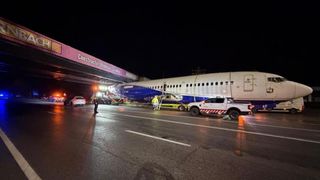 Avion blocat pe DN1. Transportul agabaritic nu a putut trece pe sub un pod CFR