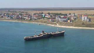 Cod roșu de explozii pe litoral. &Icirc;n Costinești este interzisă apropierea de malul mării: &bdquo;Distanța de siguranță - 1 km față de țărm&rdquo;