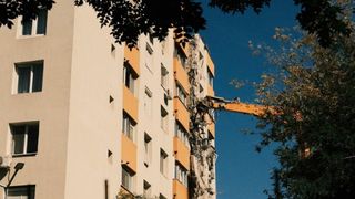 Primele imagini de la demolarea blocului care a explodat &icirc;n Rahova. Imobilul răm&acirc;ne fără etajele superioare