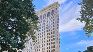 Clădirea &bdquo;fier de călcat&rdquo; din New York e ca nouă, după 7 ani de renovări. Cum arată azi blocul: Apartamentele costă și 50.000.000 de $