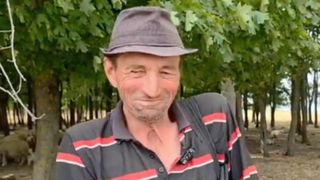 &bdquo;Tom Cruise după 3 luni &icirc;n Vaslui&rdquo;: Ciobanul care a găsit drona cu explozibil și i-a tăiat firele e deja viral. Ce glume fac rom&acirc;nii