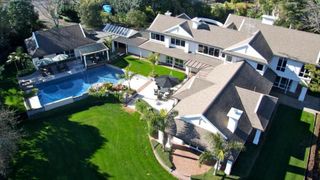 După ce și-au renovat casa de 5 milioane $, doi soți au decis s-o demoleze, pentru că nu-și mai puteau permite să locuiască &icirc;n ea