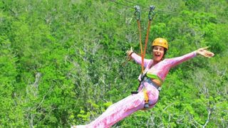 O femeie care lua bani de la Casa de Pensii pe motiv că era prea bolnavă ca să iasă din casă a fost prinsă &icirc;n tiroliană, &icirc;n Mexic