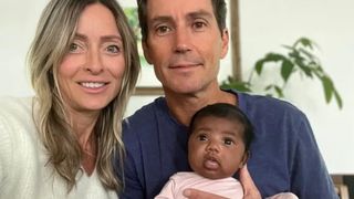 Femeia care a născut un copil de culoare după fertilizarea in vitro a aflat cine sunt, de fapt, adevărații părinți ai bebelușului