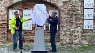 Primul "Monument al Prostiei" din lume a fost inaugurat la Brăila. Ce simbol a ales caricaturistul Costel Pătrășcan