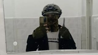 &bdquo;Nu aveți idee ce periculos sunt!&rdquo; Elevul din Bistrița care a &icirc;njunghiat o profesoară și-a anunțat atacul pe TikTok, din baia școlii