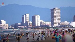 Imagini rare din Coreea de Nord, cu plaje pline de oameni fericiți și copii care se joacă &icirc;n mare. Presa de stat le-a făcut publice