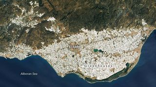 &bdquo;Grădina de legume&rdquo; a Europei poate hrăni jumătate de miliard de oameni. &bdquo;Marea de Plastic&rdquo;, singura construcție vizibilă din spațiu