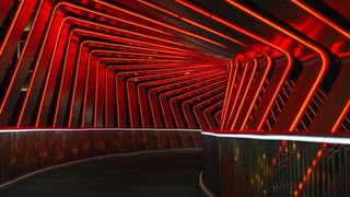 Danemarca a trecut la iluminatul stradal roșu ca să rezolve o problemă. Care este aceasta