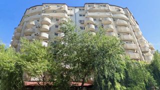 Un bloc &icirc;ntreg din centrul Bucureştiului, cu două scări şi 50 de apartamente, este scos la v&acirc;nzare