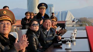 Kim Jong Un a făcut-o pe fiica lui de 13 ani șefa programului de rachete nucleare. Primește rapoarte de la generali și dă ordine