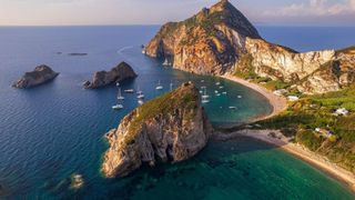 Insula misterioasă italiană care a rămas la fel ca pe vremea romanilor. Lumea e tot mai atrasă de Parmarola: E o &bdquo;capsulă a timpului&rdquo;