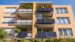Peste un milion de germani produc acum energie solară de pe balcon. Sistemul costă 500 de euro și se conectează direct la priză