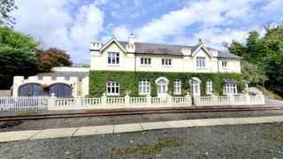 Oamenii sunt cuceriți de o casă istorică scoasă la v&acirc;nzare, cu un interior amenajat spectaculos. Dar &icirc;n fața ei ceva atrage atenția