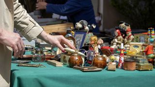 O femeie a cumpărat de la un t&acirc;rg de vechituri niște cercei, cu un dolar. Acasă și-a dat seama de adevărata lor valoare: Suntem șocați