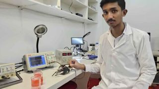 Un elev de 17 ani a construit din piese vechi de la laptop și televizor un purificator de apă alimentat cu energie solară