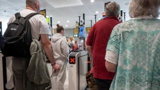 Probleme la granițele UE: Turiștii în vârstă sunt respinși de sistemul EES și stau ore întregi la cozi. „Degetele mele sunt tocite”