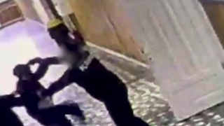 Momentul &icirc;n care elevul de 13 ani din Bistrița &icirc;și atacă profesoara cu cuțitul a fost filmat. Scenele șocante derulate &icirc;n școală