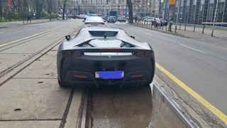 Un șofer a parcat un Ferrari SF90 pe mijlocul liniei de tramvai, l&acirc;ngă Piața Victoriei. Amenda e de 0,05% din prețul minim al mașinii