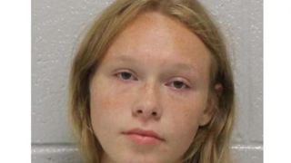 O fată de 17 ani a sunat la poliție să anunțe că și-a găsit părinții morți &icirc;n casă. După c&acirc;teva luni cazul a luat o turnură șocantă