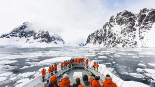 O nouă hartă a Antarcticii dezvăluie o lume ascunsă de lacuri, văi și munți, &icirc;ngropată sub kilometri de gheață