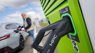Se schimbă Codul rutier: Șoferii care ocupă locurile pentru încărcarea mașinilor electrice ar putea primi amenzi de peste 1.000 de lei