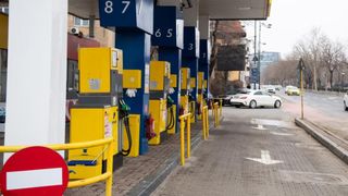 Carburanții s-au ieftinit considerabil, joi, 16 aprilie: Litrul de benzină a scăzut sub 8,4 lei. Cât costă motorina standard și premium
