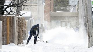Primul val de ninsori din această iarnă &icirc;ncepe de miercuri. ANM anunță unde va ninge abundent de Crăciun