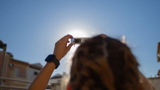 Eclipsa de Soare din 12 august 2026. Harta localităților din Rom&acirc;nia, ora de &icirc;nceput, protecție și alte informații despre fenomen