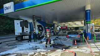 Accident grav la OMV, pe Valea Oltului. Un camion a lovit o pompă, &icirc;n benzinărie: S-a scurs combustibil, traficul e blocat