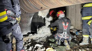 Bărbat blocat de 2 zile &icirc;ntr-un canal, &icirc;n Sectorul 5 din București. Oamenii l-au auzit țip&acirc;nd și au sunat la 112