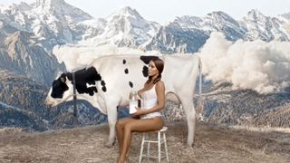 Kanye West și Bianca Censori șochează din nou, cu un videoclip muzical bizar &icirc;n care soția artistului mulge vaca aproape dezbrăcată