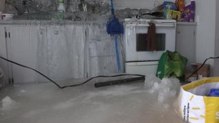 Un apartament a înghețat la propriu după ce chiriașul a oprit încălzirea ca să facă economie, iar țevile de apă s-au spart