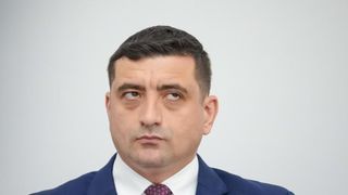 Acuzații extrem de grave la adresa șefului AUR. Rom&acirc;nul de l&acirc;ngă Trump: Simion a făcut lobby ca rom&acirc;nii să fie scoși din Visa Waiver