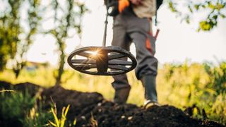 Un bărbat cu un detector de metale a descoperit pe c&acirc;mp o comoară romană &bdquo;rară&rdquo;, veche de 2.000 de ani