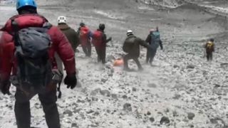 Un alpinist rom&acirc;n a murit pe un vulcan din Chile, la 6.540 metri altitudine. Imagini din timpul operațiunii de recuperare